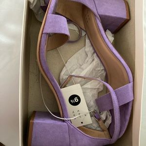 Selling my new day 9 1/2 size brand new shoes